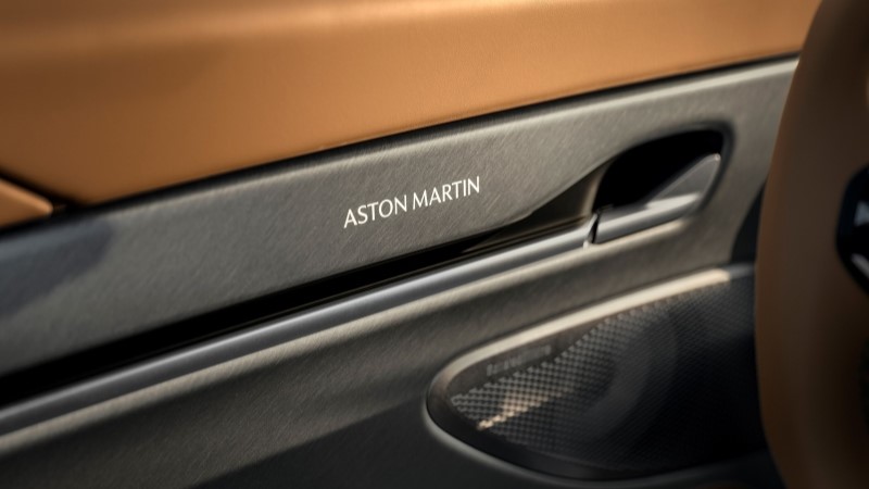 Logo Aston Martin aplicado no painel do Vanquish 25 anos