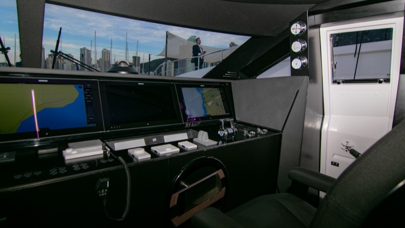 Posto de comando de uma embarcação Ferretti Yachts com equipamentos avançados de navegação.