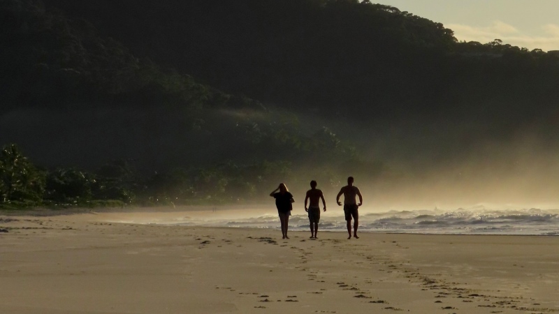 Pessoas caminhando na praia representam liberdade qualidade de vida experiências e o luxo que ninguém exibe