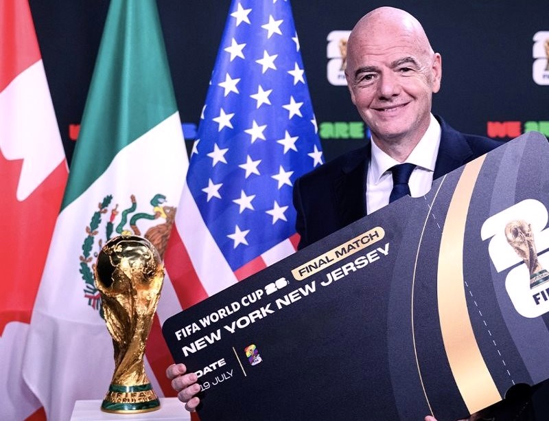 Presidente da FIFA apresentando o cartão Final Match durante evento de lançamento da Copa do Mundo 2026