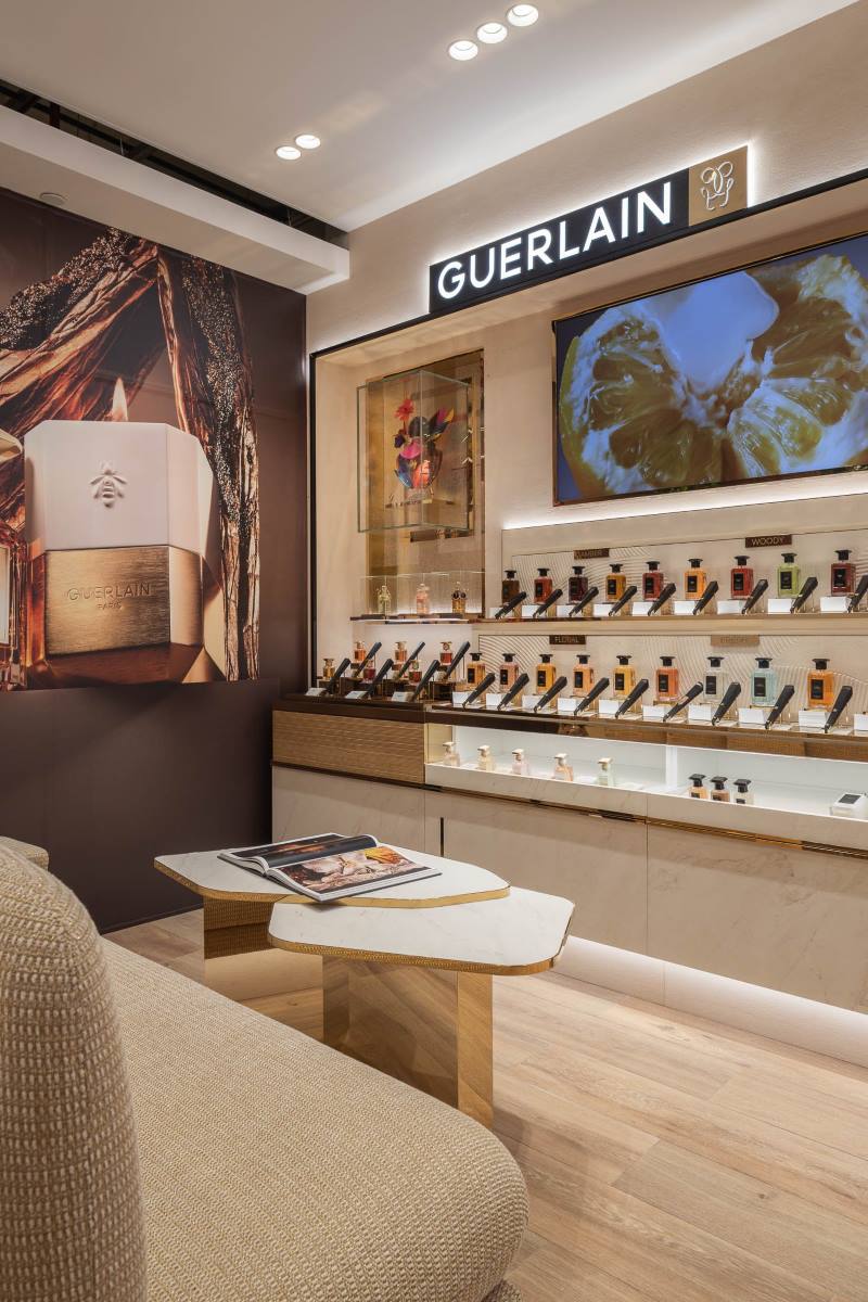 Expositor de produtos Guerlain no Brasil na boutique localizada na Mata São Paulo.
