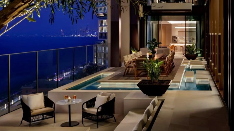 Royal Mansion Atlantis The Royal Dubai terraço privativo com mesa jantar e área externa sofisticada