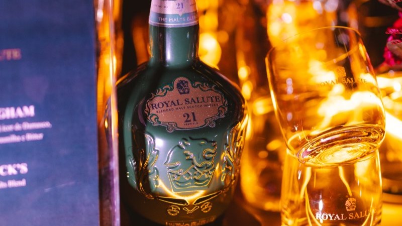 Royal Salute 21 Years Signature Blend com copos de degustação durante experiência de whisky premium no Rosewood São Paulo
