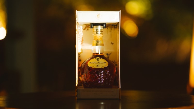 Royal Salute 21 Years The Blended Grain exposto em caixa aberta durante apresentação da coleção de whiskies premium