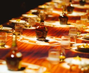 Mesa da Class TechExperience com efeitos holográficos, projeções mapeadas e garrafas Royal Salute durante experiência imersiva de whisky premium no Rosewood São Paulo