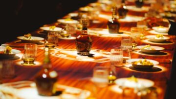Mesa da Class TechExperience com efeitos holográficos, projeções mapeadas e garrafas Royal Salute durante experiência imersiva de whisky premium no Rosewood São Paulo