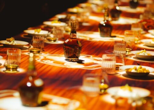Mesa da Class TechExperience com efeitos holográficos, projeções mapeadas e garrafas Royal Salute durante experiência imersiva de whisky premium no Rosewood São Paulo