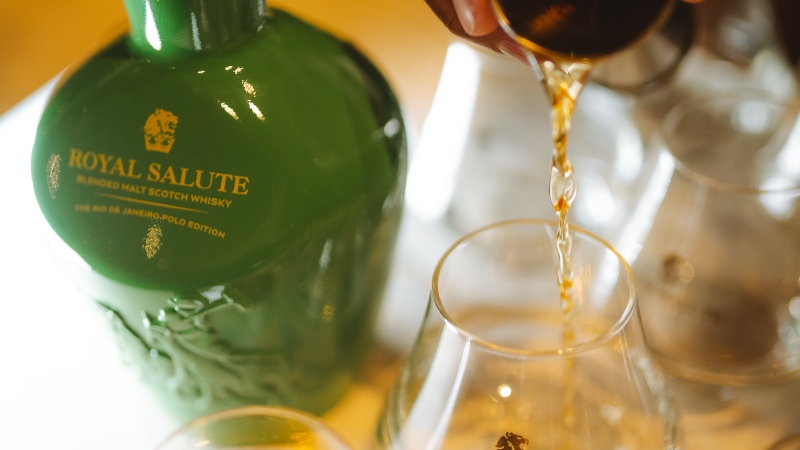 Royal Salute 21 Years Rio de Janeiro Polo Edition sendo servido durante experiência de degustação de whisky premium