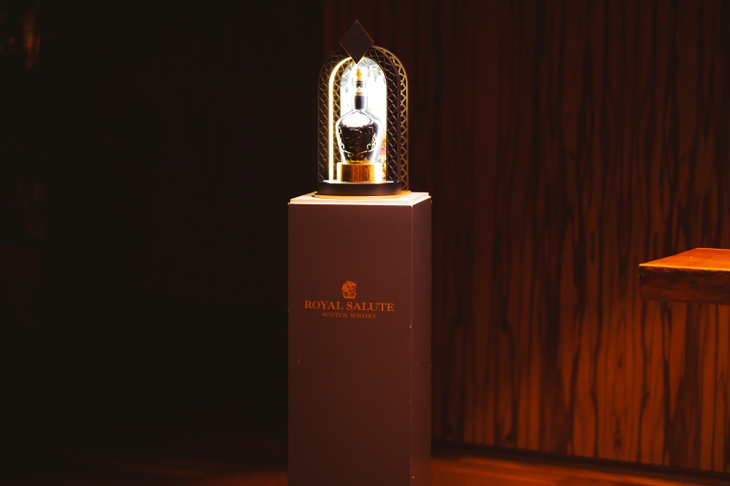 Royal Salute 21 Years The Blended Grain exposto em pedestal durante experiência de luxo promovida pela Royal Salute