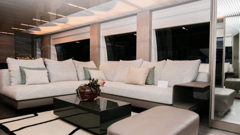 Sala interna da Ferretti Yachts 850R com lounge integrado e acabamento sofisticado