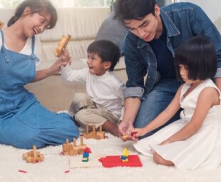 Família brincando com os filhos representando a saúde mental dos pais e a parentalidade positiva no desenvolvimento infantil