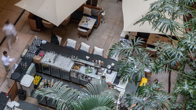 Área gastronômica interna do Shopping Cidade Jardim com ambiente premium