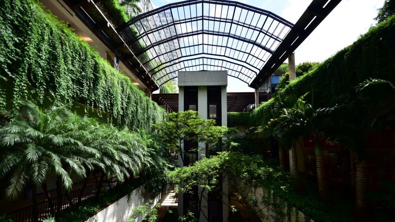 Cobertura transparente com paisagismo valoriza a arquitetura do shopping