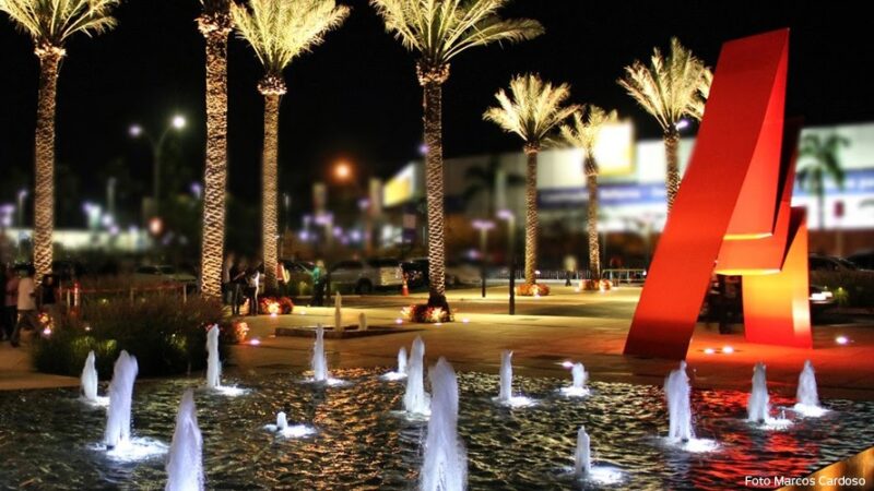 Área de pedestres do Shopping Flamboyant com paisagismo e espaço de convivência em Goiânia