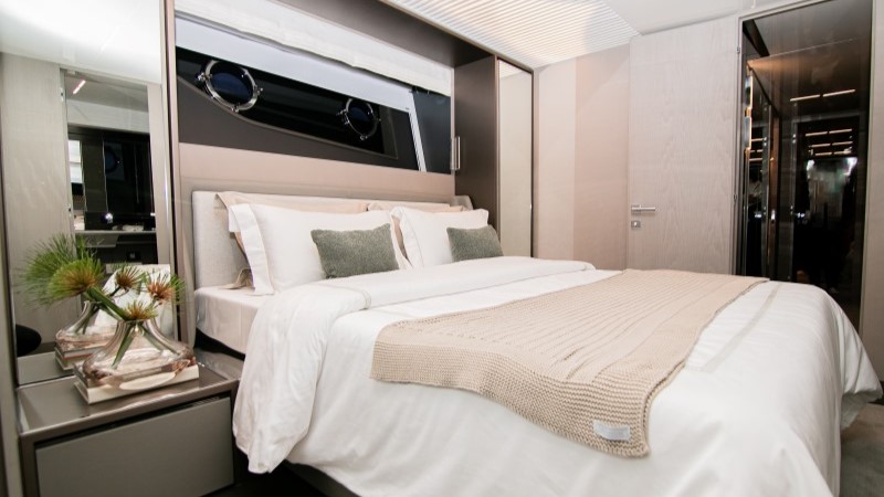 Suíte master da Ferretti Yachts 1000 com cama king size e acabamento de luxo.