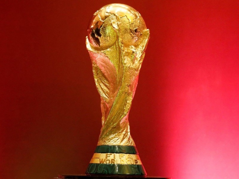 Taça da FIFA World Cup simbolizando o legado econômico e a estratégia de crescimento do Airbnb após a Copa do Mundo 2026