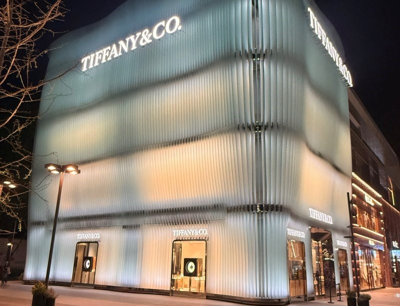 Loja da Tiffany and Co representando o consumo de alta renda e o mercado de luxo na China
