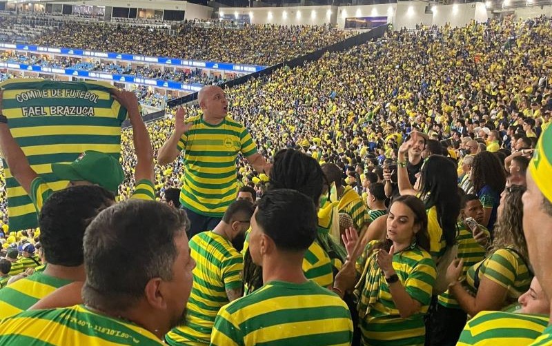 Torcedores brasileiros em estádio representando o crescimento do turismo esportivo e do mercado de hospitalidade