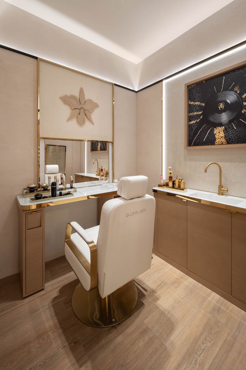Espaço da boutique Guerlain dedicado a tratamentos faciais de luxo e experiências personalizadas de beleza.