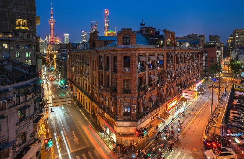 Wukang Road em Xangai com skyline urbano mostrando a relação entre arquitetura e mercado de luxo na China