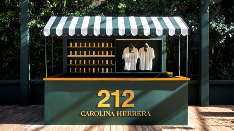 Balcão PDV da Carolina Herrera na área externa da 212 Mansion