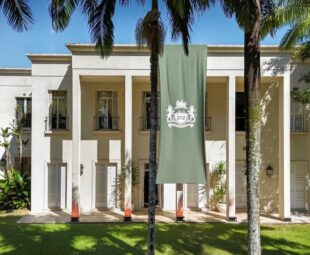 Fachada principal de entrada da 212 Mansion em São Paulo