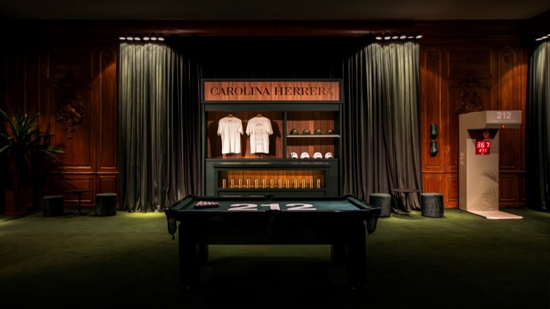 Mesa de bilhar personalizada 212 no interior da Mansion Carolina Herrera 