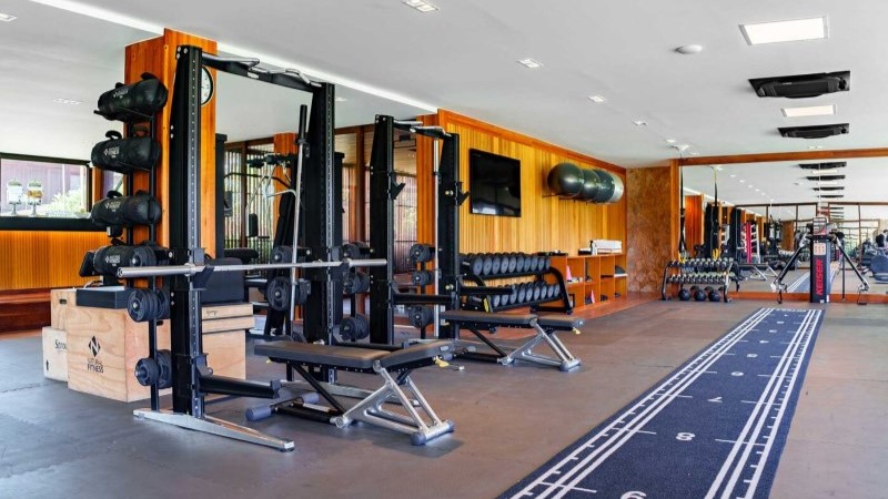 Academia ampla do Zendaya Resort com equipamentos de treinamento