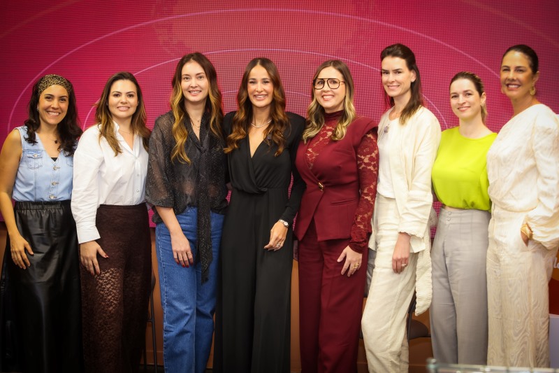 Alessandra Cassoni ao centro ao lado de sete mulheres durante o evento