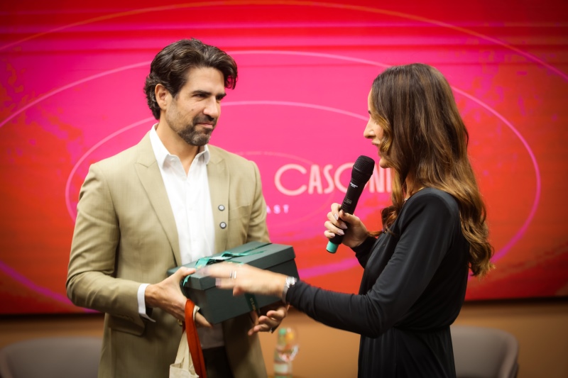 Dr. Antônio Mello recebendo presente das mãos de Alessandra Cassoni durante o evento