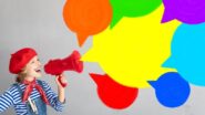 Criança com megafone e balões de fala representando comunicação e linguagem