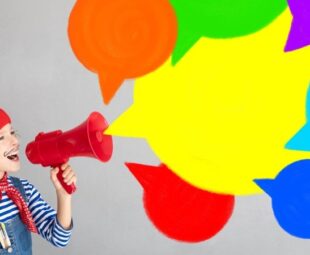 Criança com megafone e balões de fala representando comunicação e linguagem