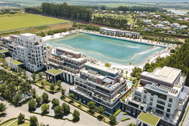 Vista aérea do Boa Vista Village com construções, ruas e área de surf