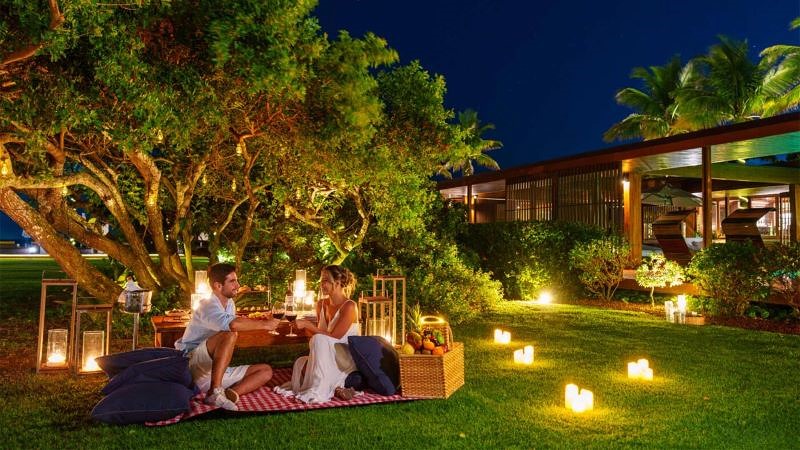 Casal em lounge externo romântico do Zendaya Resort em Búzios