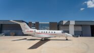 Avião Cessna executivo estacionado em solo em visão angular