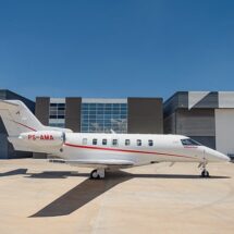 Avião Cessna executivo estacionado em solo em visão angular