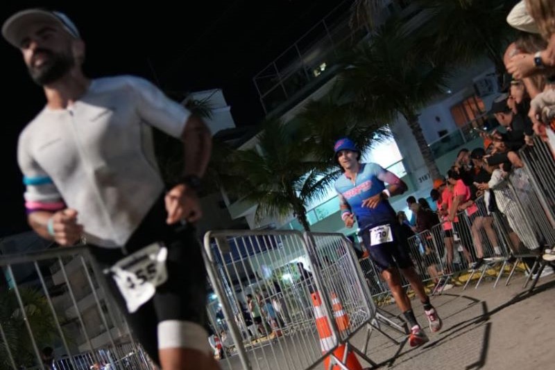 Dois corredores participam de uma prova de rua durante a noite