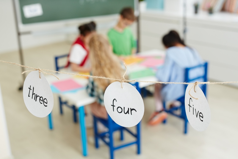 Crianças aprendendo números durante atividade em sala de aula coopera para o Bilinguismo infantil