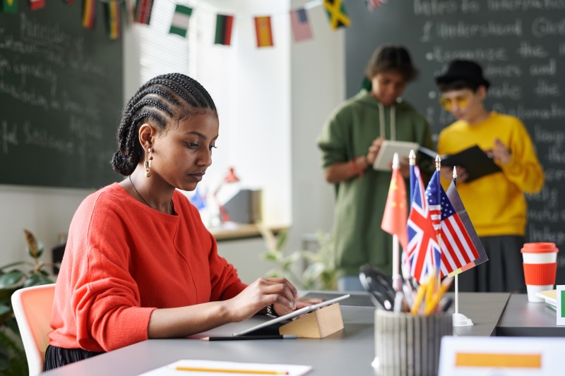 Estudante negra usando tablet durante atividade educacional