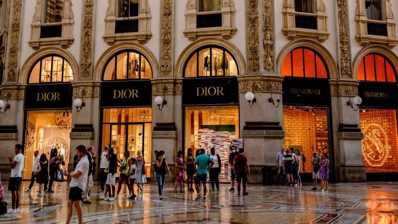 Galeria Vittorio Emanuele II em Milão com loja Dior de alto luxo
