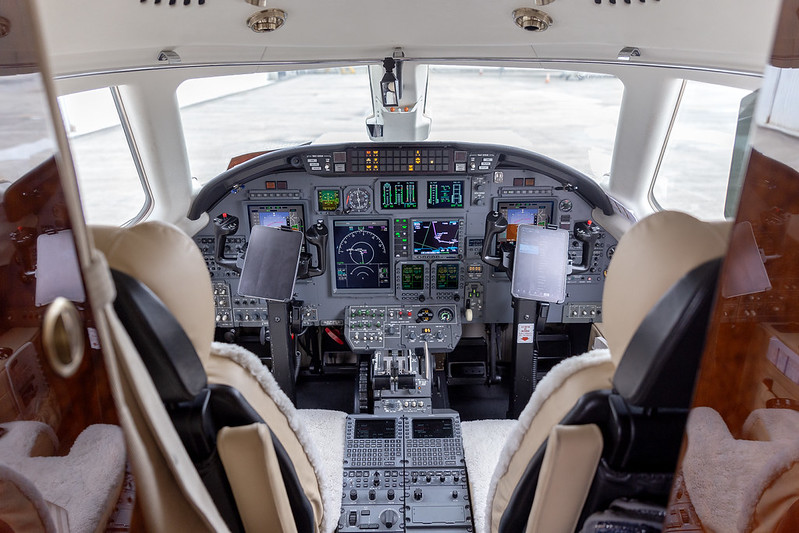Cabine de pilotos de aeronave executiva com painel e console de comando