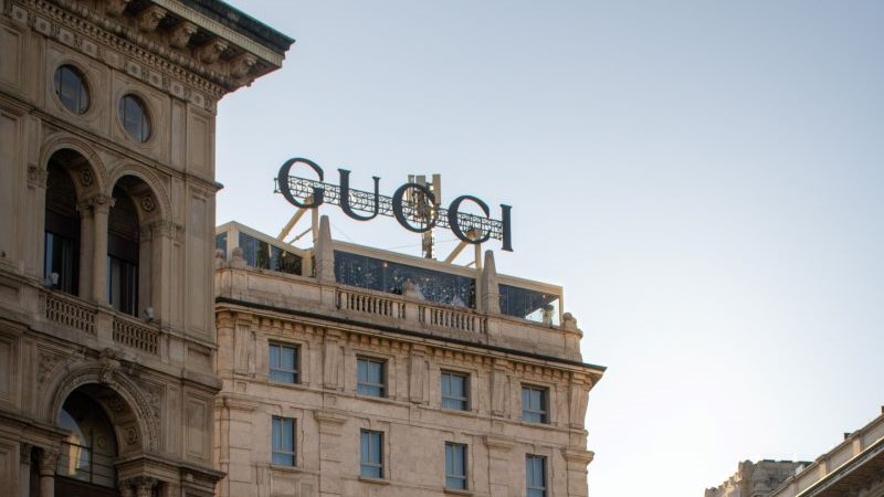 Prédio urbano em Milão com grande letreiro Gucci