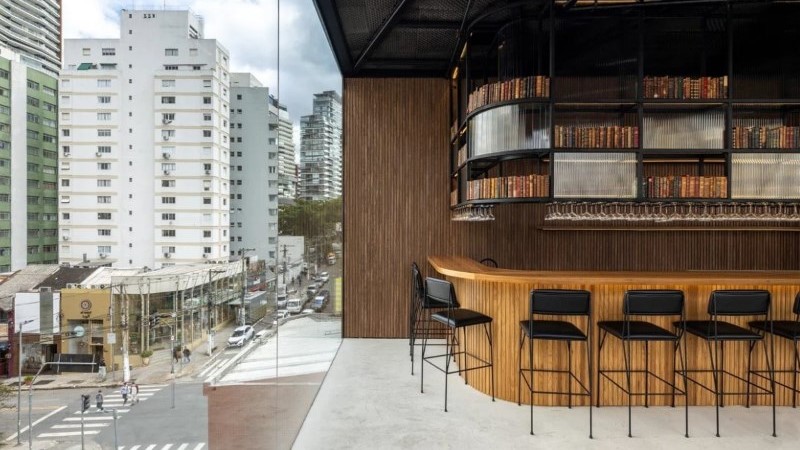 Vista panorâmica do Havas Café na Oscar Freire com cadeiras e balcão