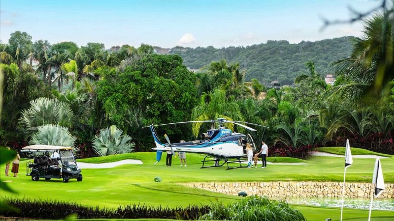 Helicóptero no heliponto do Zendaya Resort em Búzios