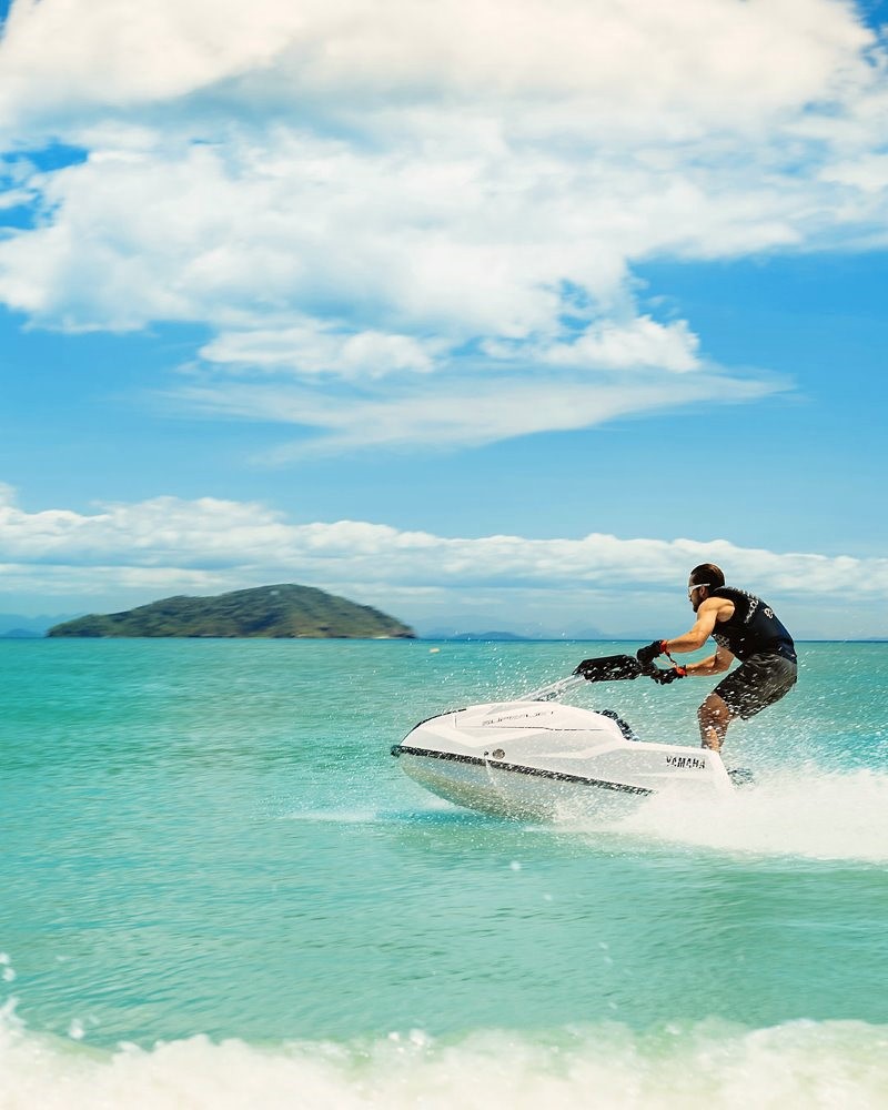 Pessoa praticando jet ski próximo à praia em Búzios