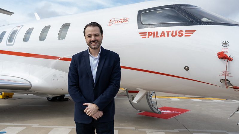 João Mellão, CEO da Amaro Aviation, diante de um jato Pilatus