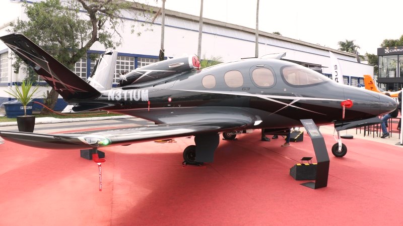 Cirrus G3 Vision Jet no Stand da feira