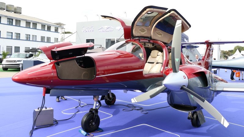 Aeronave Diamond exposta no estande com presença de Aeromot e VOWE