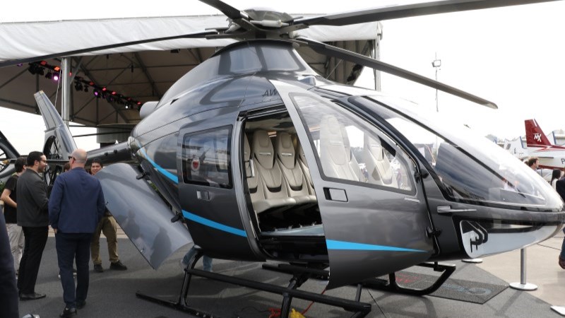 Helicóptero Agusta AW09 exposto na LABACE 2026 com portas abertas