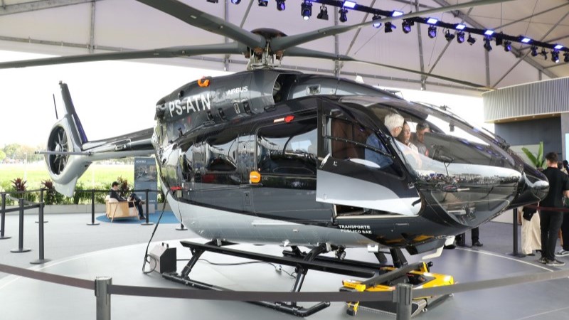 Helicóptero Airbus ACH145 apresentado em estande na LABACE 2026